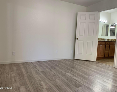 9445 N 94th Place - Photo Thumbnail 11