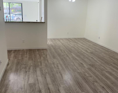 9445 N 94th Place - Photo Thumbnail 24