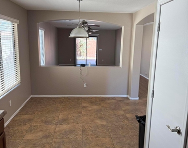 816 W Mid Way Street - Photo Thumbnail 3