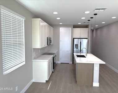 1019 E Pasadena Avenue - Photo Thumbnail 2