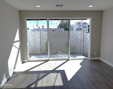 1009 E Pasadena Avenue - Photo Thumbnail 9