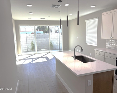 1009 E Pasadena Avenue - Photo Thumbnail 3