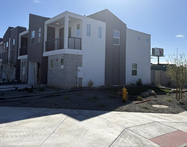 1009 E Pasadena Avenue - Photo Thumbnail 7