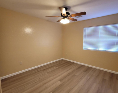 532 W 9th Street - Photo Thumbnail 5