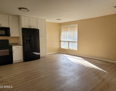 532 W 9th Street - Photo Thumbnail 2