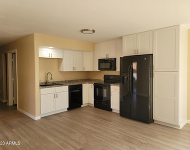 532 W 9th Street - Photo Thumbnail 1