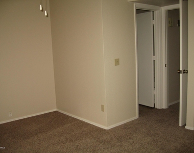 921 W University Drive - Photo Thumbnail 12