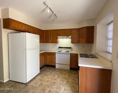 921 W University Drive - Photo Thumbnail 5