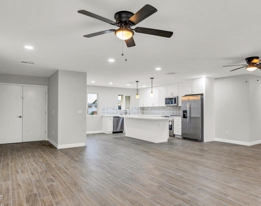 10602 W Cumberland Drive - Photo Thumbnail 8