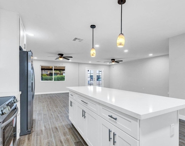 10602 W Cumberland Drive - Photo Thumbnail 12