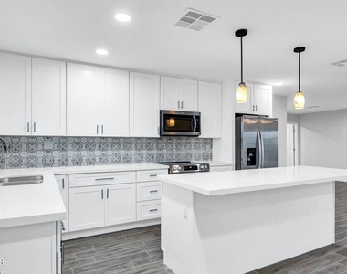 10602 W Cumberland Drive - Photo Thumbnail 2