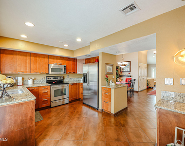 7720 N Pinesview Drive - Photo Thumbnail 8