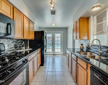 543 W 19th Street - Photo Thumbnail 3