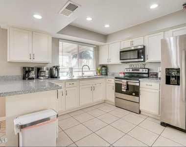 9819 N 67th Drive - Photo Thumbnail 5
