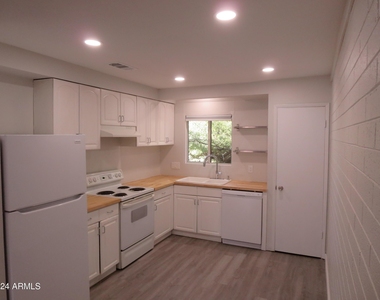 1450 E Bethany Home Road - Photo Thumbnail 2