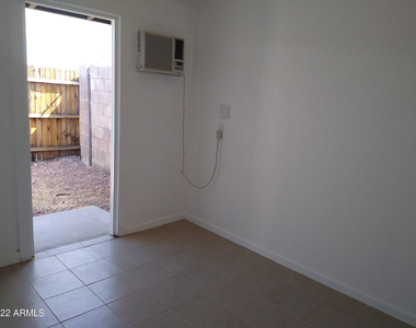 1627 E Pinchot Avenue - Photo Thumbnail 4