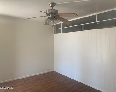 302 W Medlock Drive - Photo Thumbnail 4