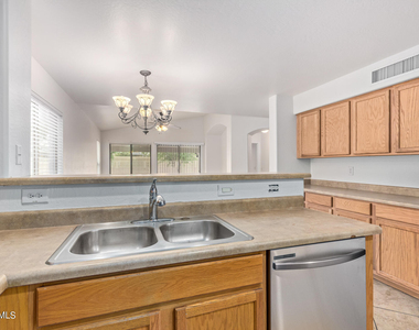 2521 W Desert Spring Way - Photo Thumbnail 17