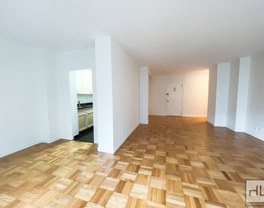 East 55 Street - Photo Thumbnail 2