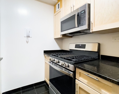 East 55 Street - Photo Thumbnail 4