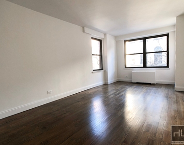 E 82 St - Photo Thumbnail 1