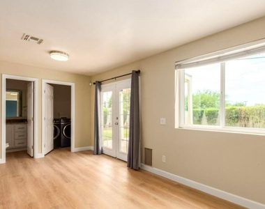 919 E La Jolla Drive - Photo Thumbnail 7