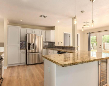 919 E La Jolla Drive - Photo Thumbnail 5