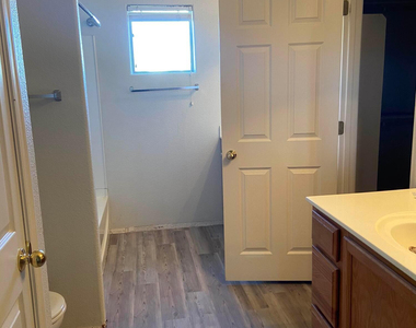 2929 N 37th Street - Photo Thumbnail 9