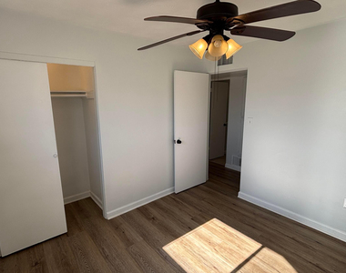 1000 W Elna Rae Street - Photo Thumbnail 9