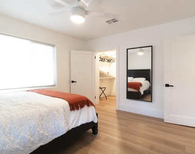 4451 E Earll Drive - Photo Thumbnail 15