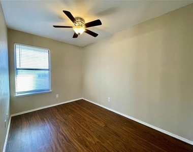 2526 W Prairie Street - Photo Thumbnail 3