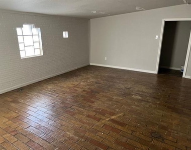 500 W Parkway Street - Photo Thumbnail 7