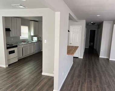 500 W Parkway Street - Photo Thumbnail 5