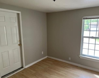 1412 Michial Street - Photo Thumbnail 6