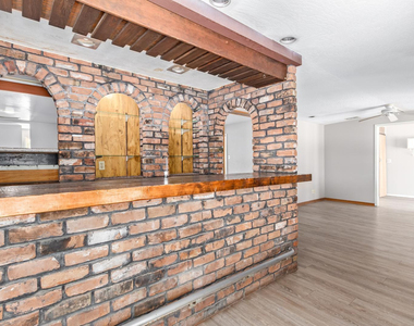 1918 E Palmcroft Drive - Photo Thumbnail 5