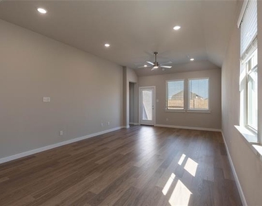 712 Melody Hill Drive - Photo Thumbnail 3