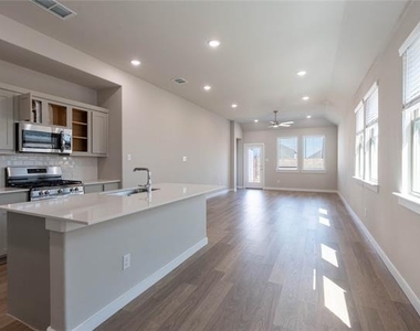 712 Melody Hill Drive - Photo Thumbnail 5