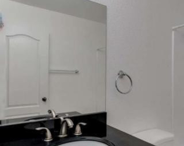 1402 S Jentilly Lane - Photo Thumbnail 10