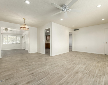 11014 W Cheryl Drive - Photo Thumbnail 6