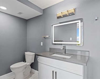 6211 W Northwest Highway - Photo Thumbnail 14