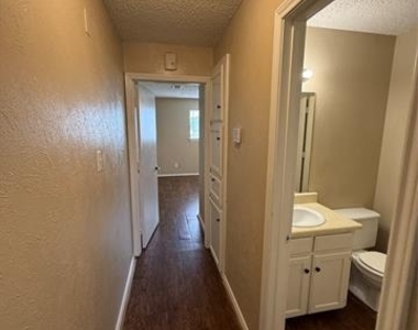 611 W Gilmer Street - Photo Thumbnail 12