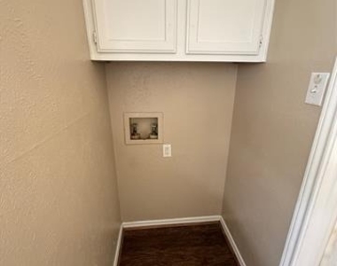 611 W Gilmer Street - Photo Thumbnail 10