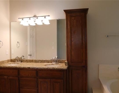 1402 White Wing Court - Photo Thumbnail 12