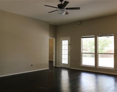 1402 White Wing Court - Photo Thumbnail 8