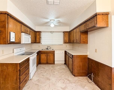 712 Pecan Street - Photo Thumbnail 9