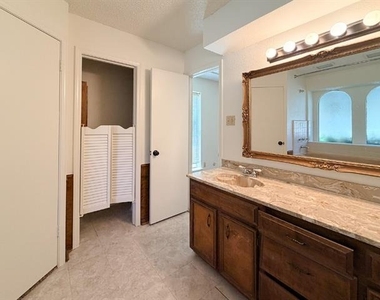 712 Pecan Street - Photo Thumbnail 22