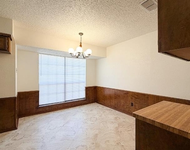 712 Pecan Street - Photo Thumbnail 11
