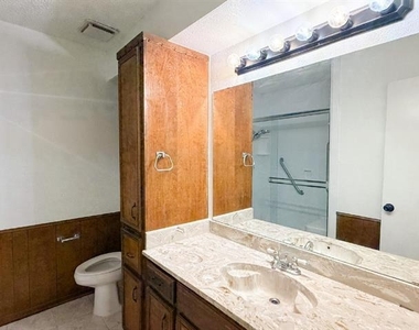 712 Pecan Street - Photo Thumbnail 13