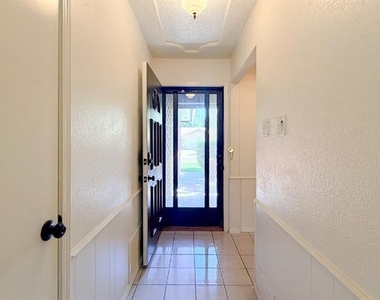 712 Pecan Street - Photo Thumbnail 4