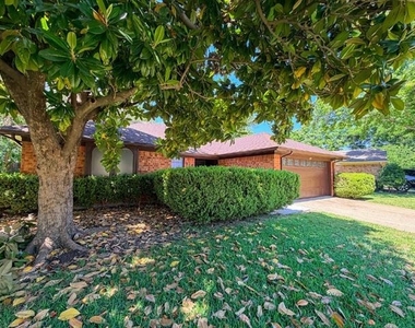712 Pecan Street - Photo Thumbnail 2